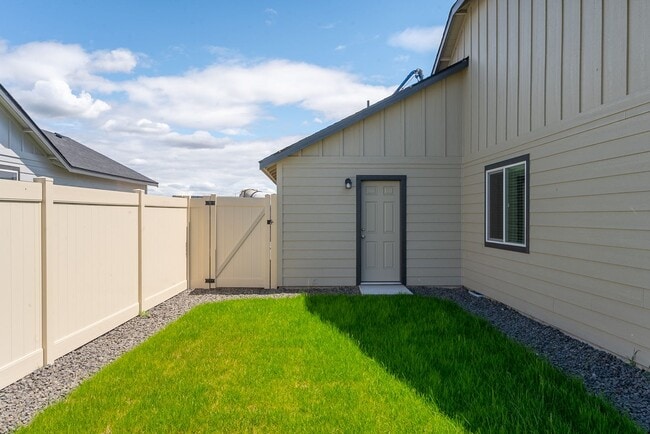 Building Photo - Charming 3 Bedroom Home