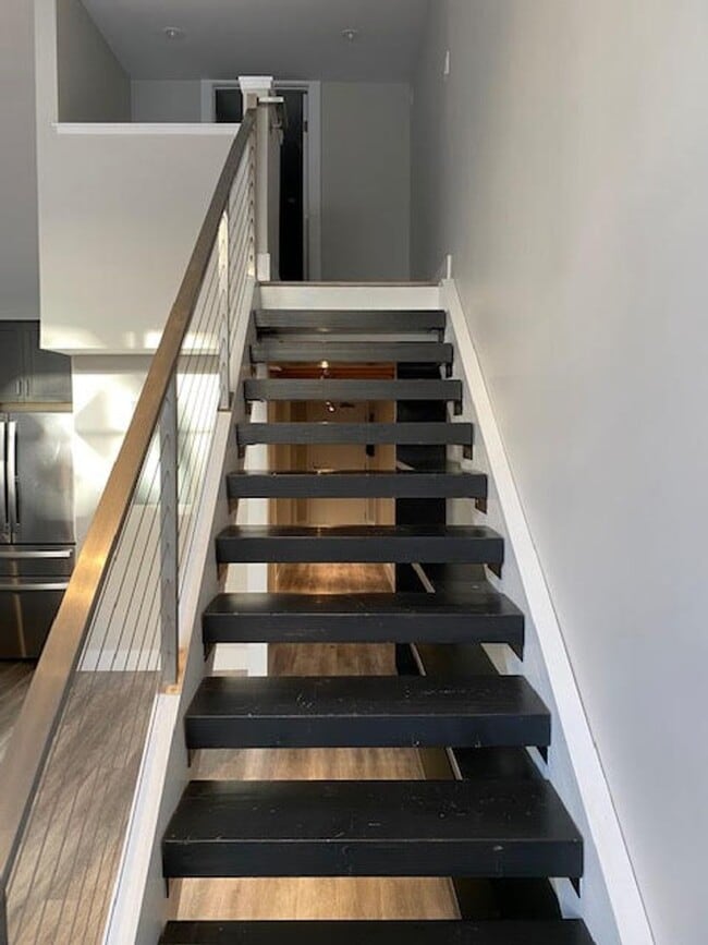 Building Photo - HUGE, remodeled 2 Level 2br/2Ba Loft, Park...