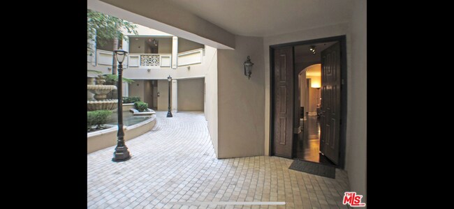 Building Photo - 850 N Croft Ave