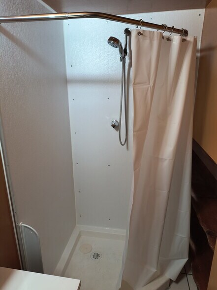 Shower - 5739 Winnetka Ave