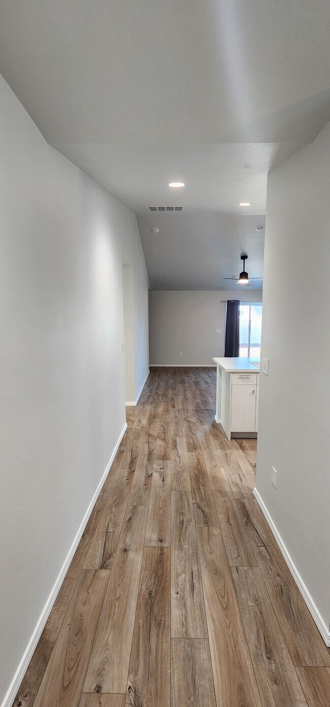 Building Photo - 409 Hildago Wy