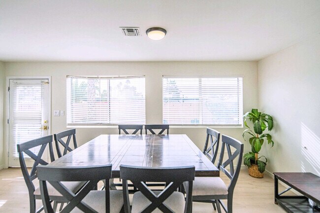 Building Photo - 6411 E Thunderbird Rd