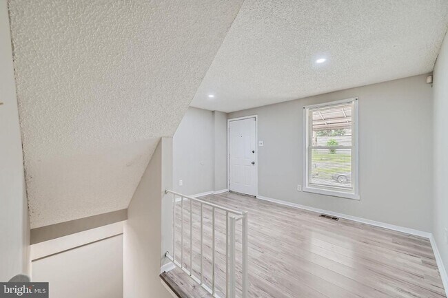 Building Photo - Modern 2-Bedroom Gem with Deck