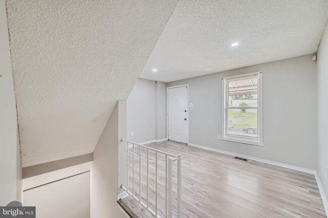 Building Photo - Modern 3-Bedroom Gem with Deck