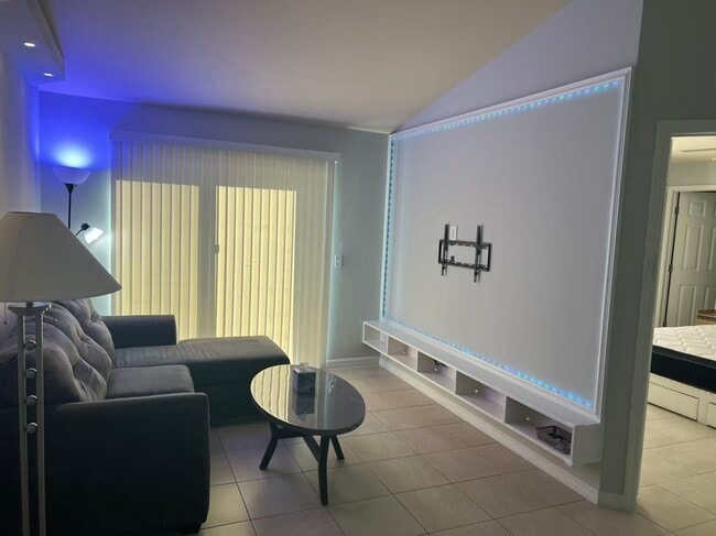 Building Photo - 922 SE 8th St