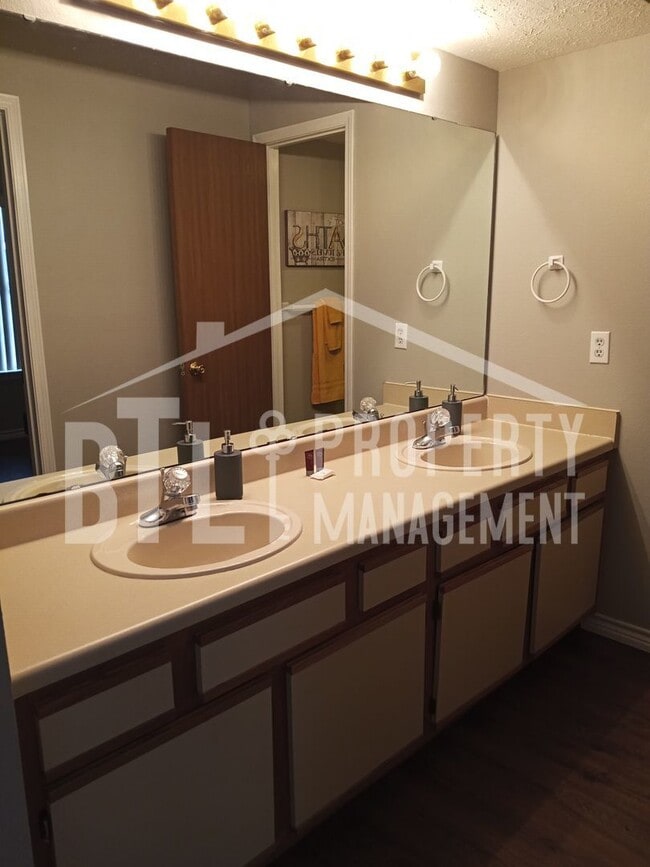 Building Photo - Great Walk-In Unit!