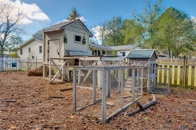 Building Photo - 215 Perryman Rd