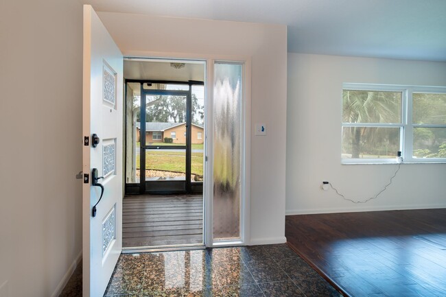 Building Photo - BEAUTIFUL 3 BEDROOMS SINGLE FAMILY HOME LO...