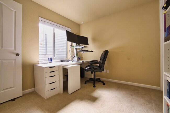 Basement bedroom - 10926 Brooklawn Rd