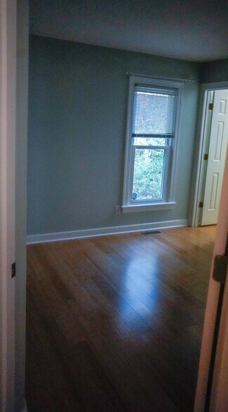 2nd bedroom - 3801 Lake Point Cir