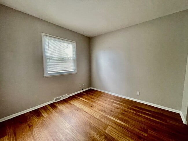 Building Photo - jp232