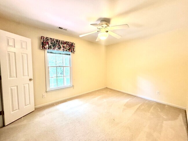 Building Photo - 4 Bed | 2.5 Bath House in Chapel Hill