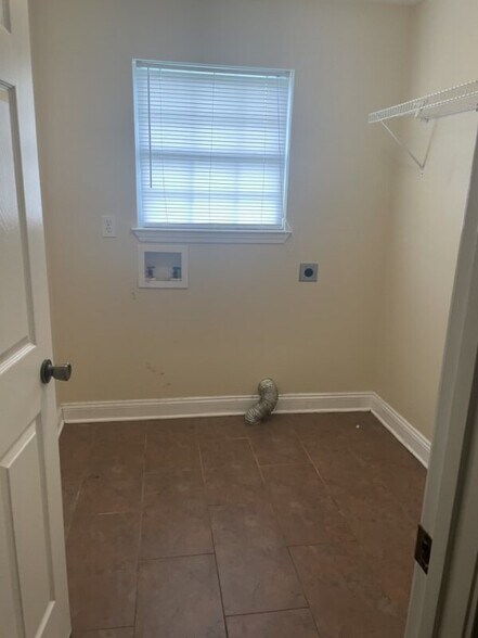 Roomy laundry room - 10323 Daisy Vestry Rd