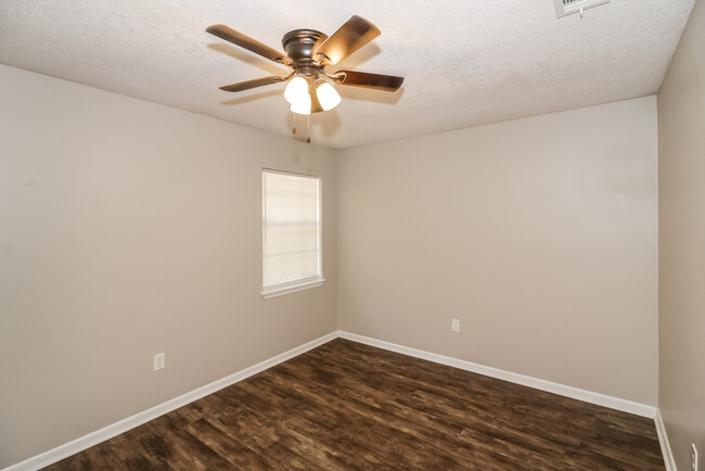 Building Photo - 7015 Russwood Ln E