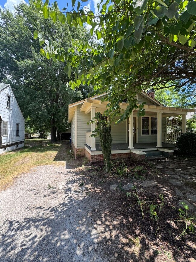 Building Photo - Cute Bungalow Near NC State Fairgrounds - Pet Friendly!