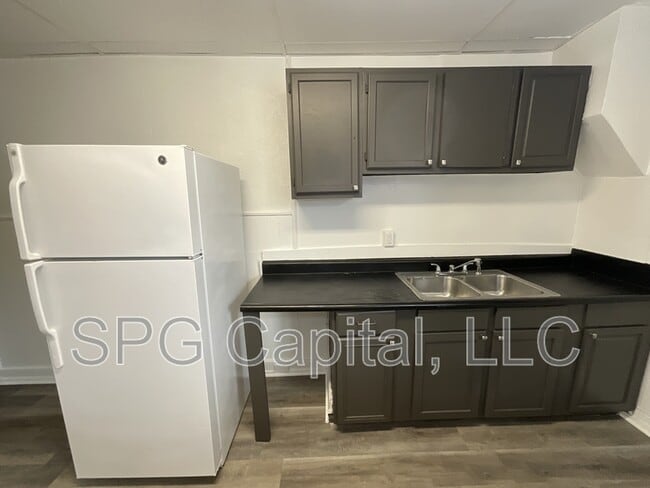 Building Photo - 141 E Maple St