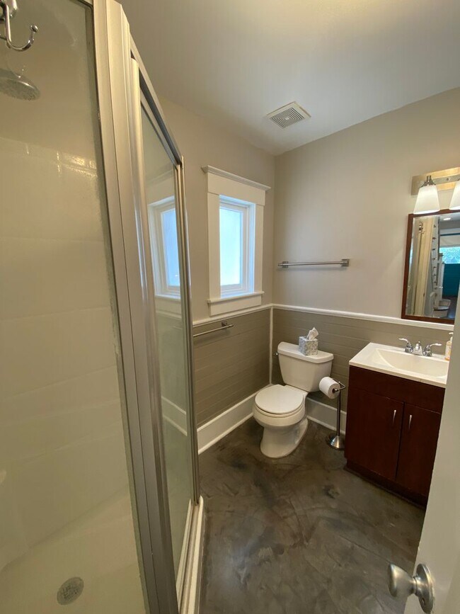 Building Photo - Stunning 3 bedroom/2bath Victorian home