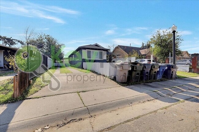 Building Photo - 246 Santiago Ave