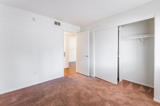 Building Photo - Gorgeous 3 Bedroom Seven Hills Condo For L...