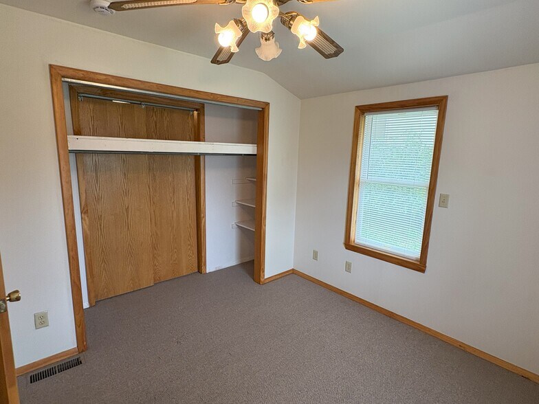 Building Photo - 1116 E Davenport St