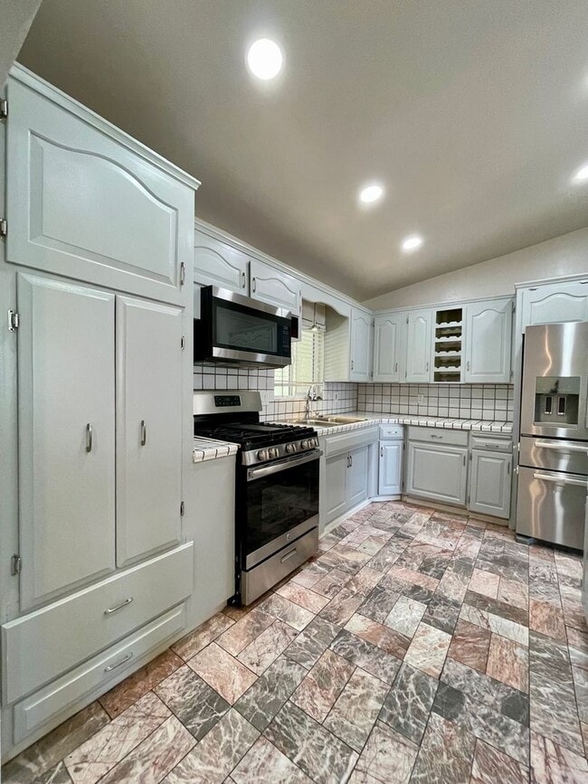 Building Photo - Gorgeous 3 Bedroom 2 Bathroom Home In Lemo...