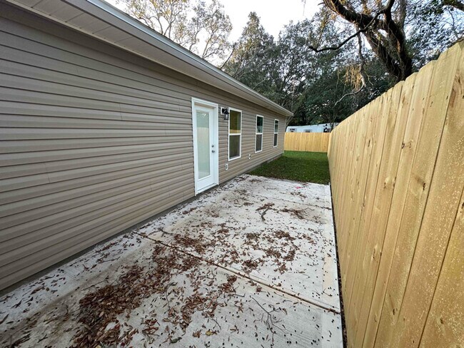 Building Photo - 688 Anderson Dr