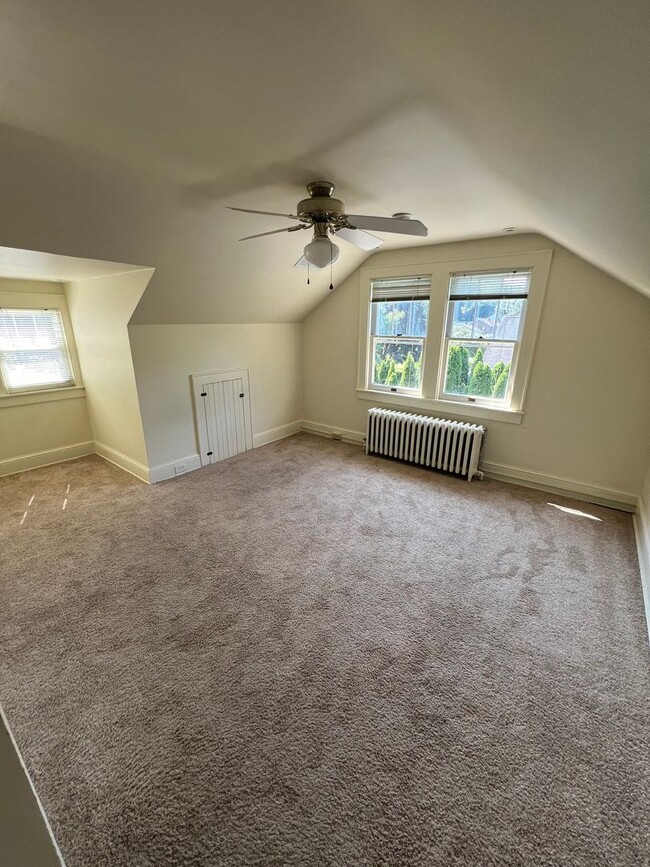 Building Photo - Beautiful 4 BR Brick Cape Cod in Lancaster!