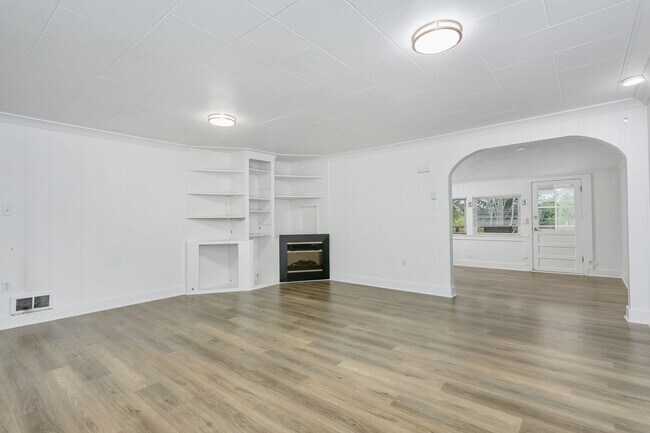 Building Photo - 2BR Upstairs Unit with Mountain Views & Private Yard – Tacoma Living at Its Best