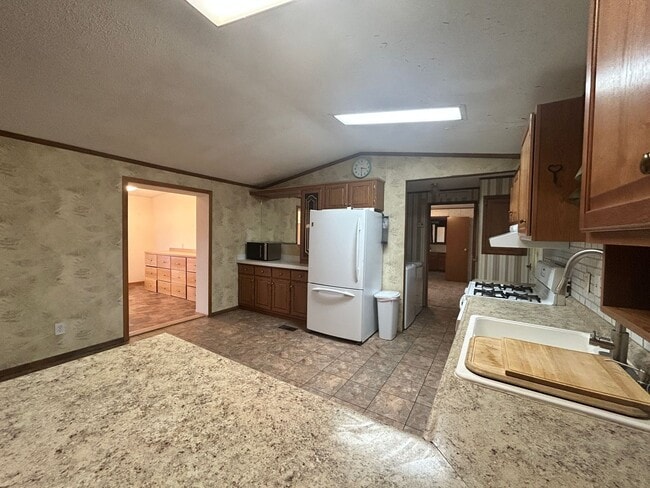 Building Photo - 3 Bed / 2 Bath  on One Acre – Garage Included