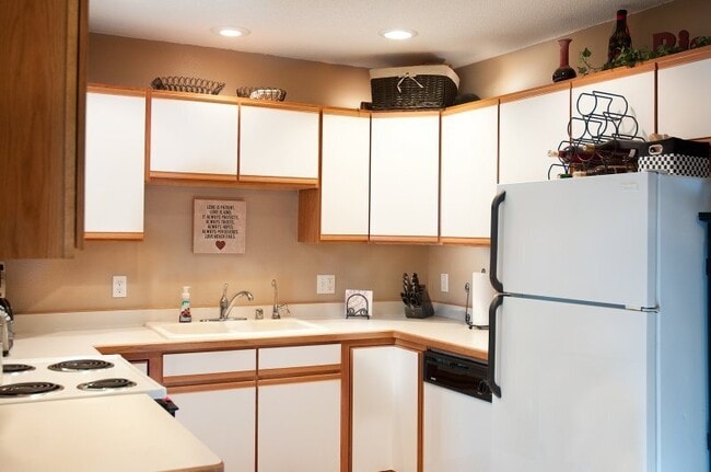 Building Photo - 719 Blue Jay Ln