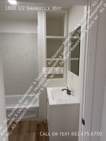 Building Photo - 1800 1/2 Shamrock Way-