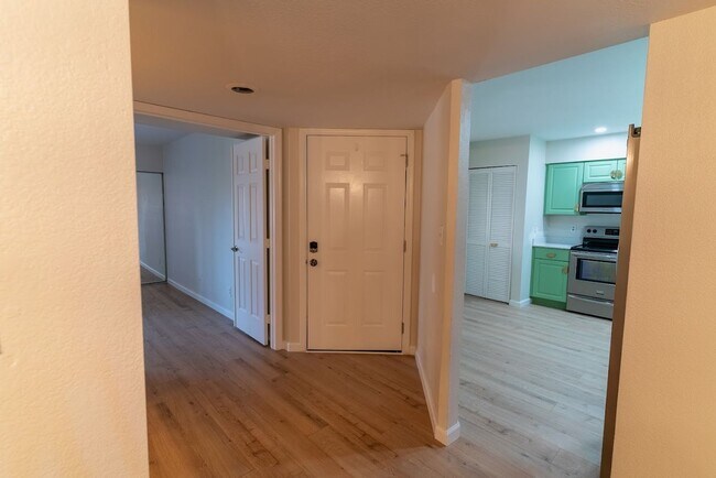 Building Photo - 2-bedroom condo is now available in Scottsdale. 1/2 off 1st Months' Rent