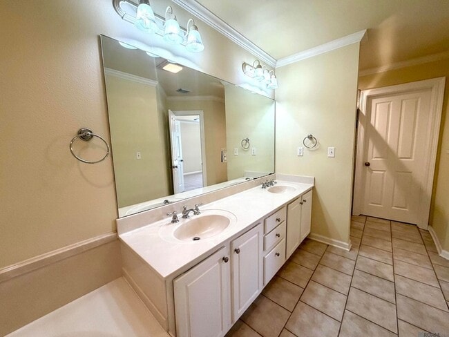 Building Photo - 18163 Pinehurst Dr