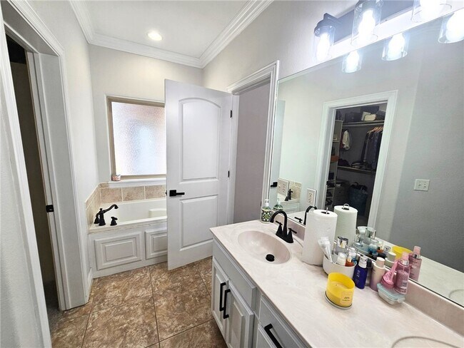 Building Photo - 3803 SW Kite Dr