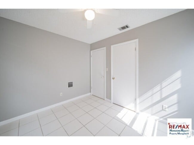 Building Photo - Charming Brick Ranch!