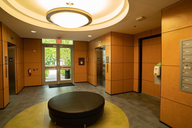 Building Photo - 335 SE 6th Ave