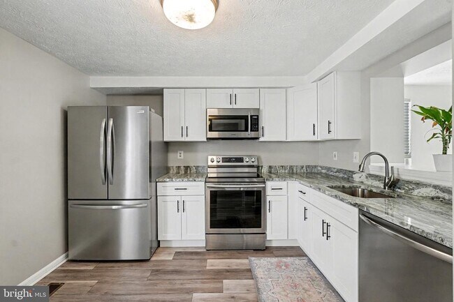 Building Photo - 1713 Chesterfield Square