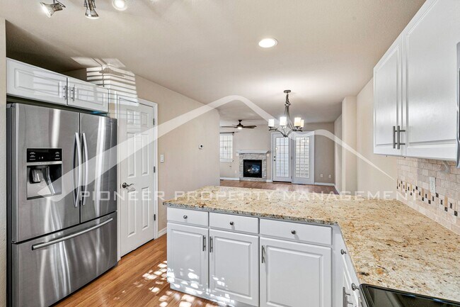 Building Photo - Spacious Townhouse with Fenced Patio and Washer/Dryer