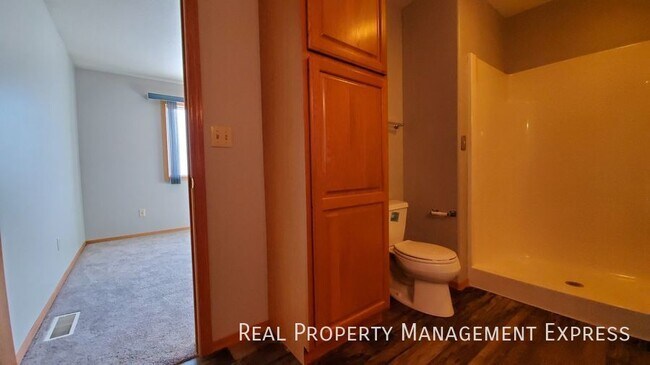 Building Photo - 3 Bed 3 Bath Home with 2 Stall Attached Ga...