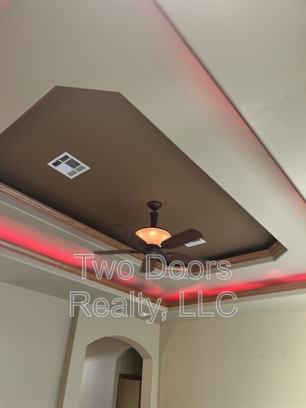 Building Photo - 13123 Red Oak Dr