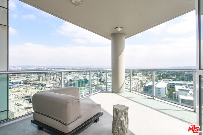 Building Photo - 13600 Marina Pointe Dr