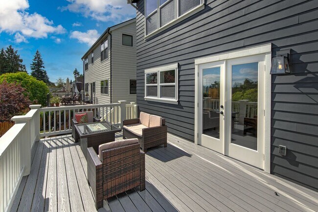 Building Photo - Gorgeous 4 Bed/3.5 Bath with Beautiful Fin...