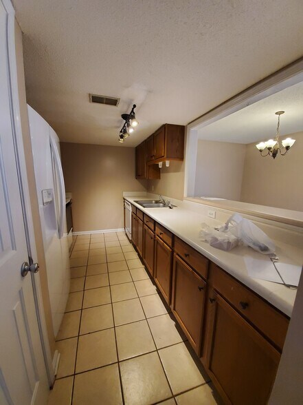 Building Photo - 4736 Cheshire Cir