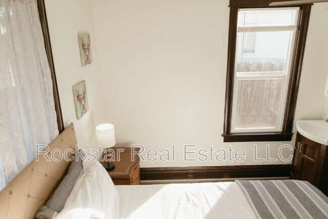 Building Photo - 1307 W Cleveland Ave