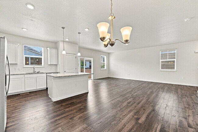 Building Photo - $2,845.95 with $300 Off the first month's rent, 4 Beds - 2.5 Baths, Single Family Home in Aurora ...