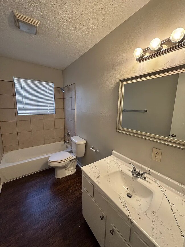 Building Photo - 1220 Twin Lakes Dr