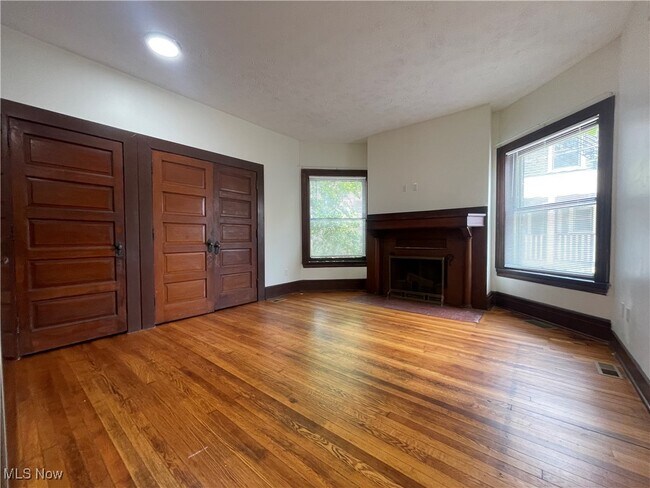 Building Photo - 1848 E 89th St