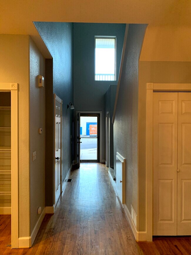 Front hallway - 2918 Yates St