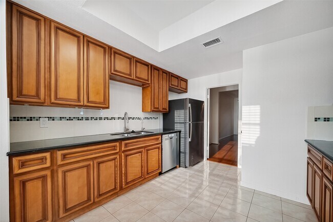 Building Photo - 7505 Memorial Woods Dr