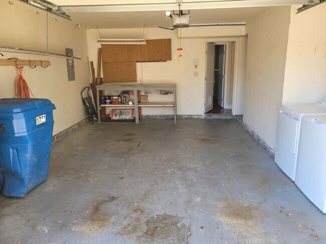 Building Photo - Ocean Lakes Single Family Home Ready for Move In!